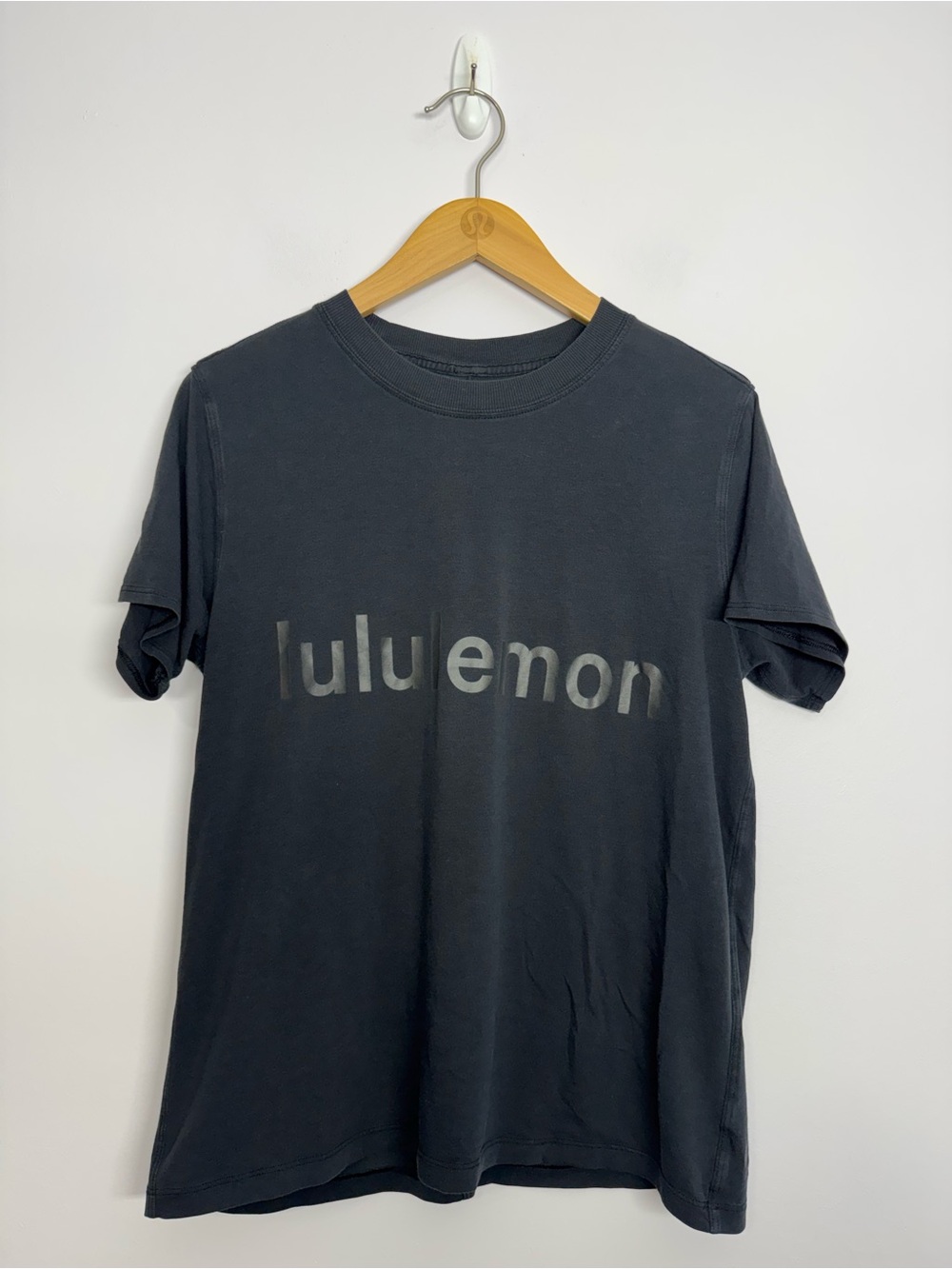 87: Lululemon All Yours Tee Wordmark Black Size 6? 20” PTP